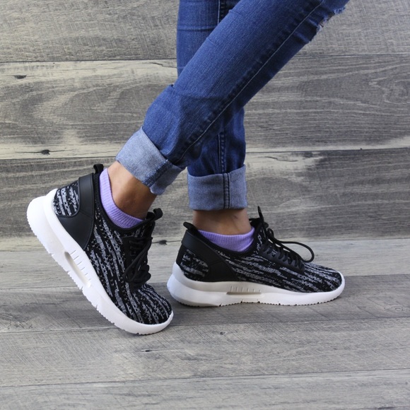 New Stylish Black Sneakers 👟 - Picture 4 of 8